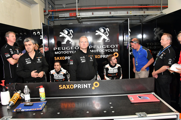 Das Peugeot-Team in Jerez: Links Thien, in der Mitte Peugeot-Manager Enrico Pellegrino, rechts MC-Racing-Geschäftsführer Meinhardt Rudolph