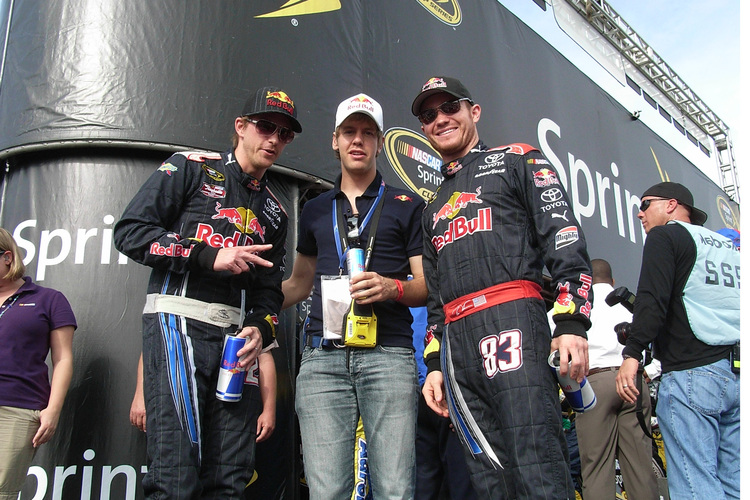 Vettel, umrahmt von Scott Speed (li.) und Brian Vickers