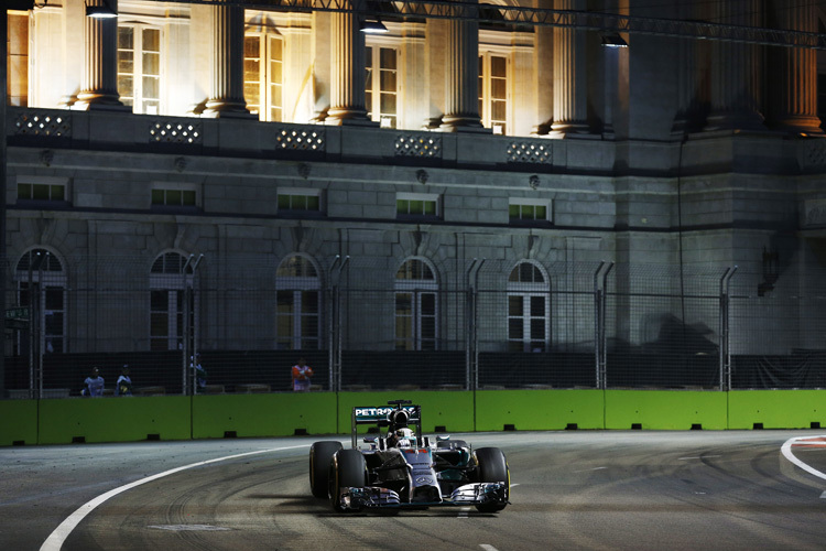 Lewis Hamilton zischt durch Singapur
