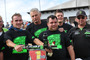Daniel Siegl (li.) und das Pfeil-Team feiern die MX2-Meisterschaft