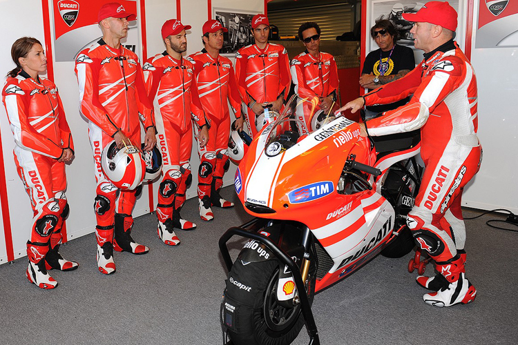 Randy Mamola (re.) erklärt, worum es geht