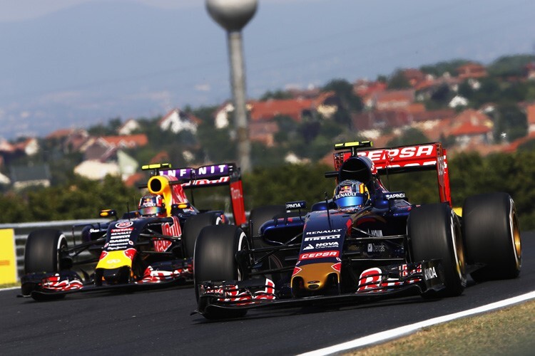 Carlos Sainz (Toro Rosso) vor Daniil Kvyat (Red Bull Racing)