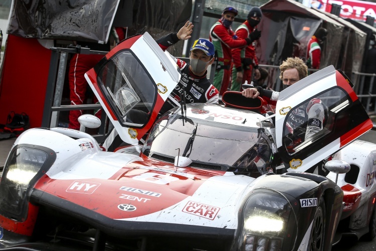 Strahlende Sieger: Kazuki Nakajima (li.) und Brendon Hartley auf dem Toyota GR010 Hybrid