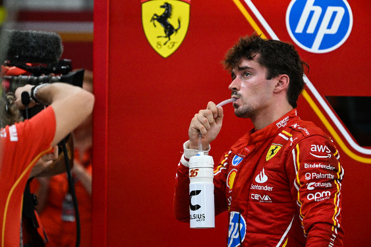 Charles Leclerc in der Ferrari-Garage