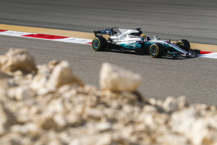 Lewis Hamilton in der Wüste von Sakhir