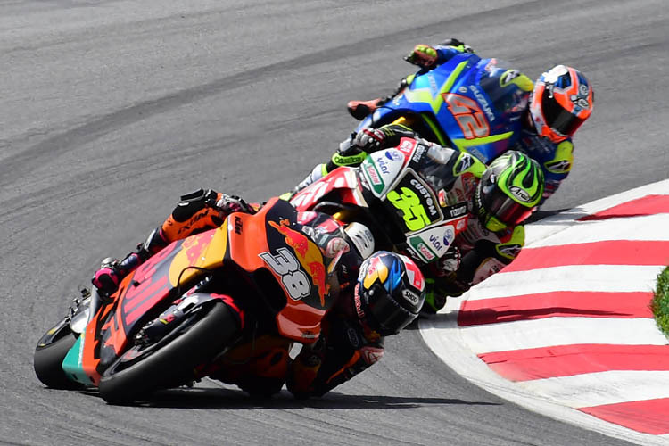 Spannende Kämpfe: Bradley Smith (38) vor Crutchlow und Rins