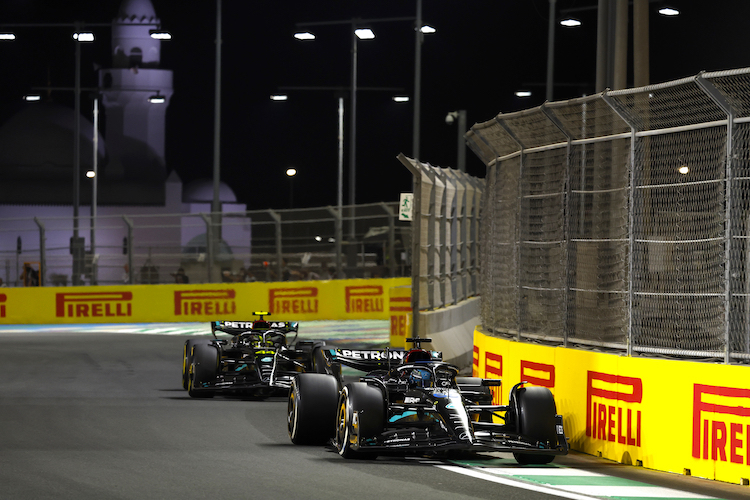 George Russell vor Lewis Hamilton