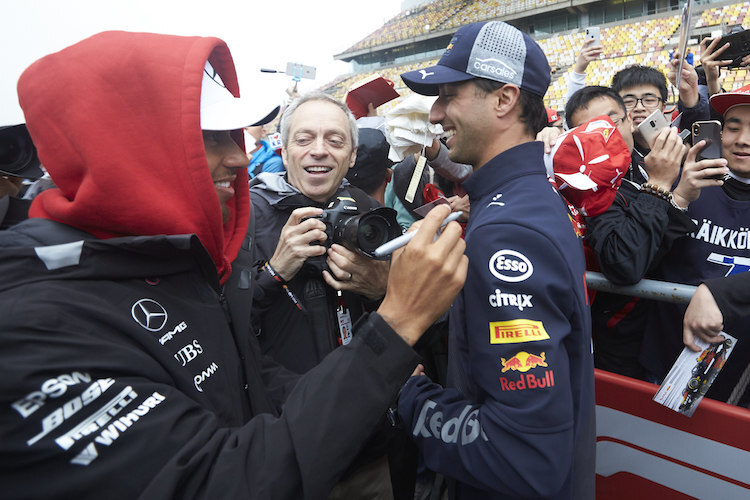 Lewis Hamilton findet: Jeder verdient ein Autogramm, auch Daniel Ricciardo