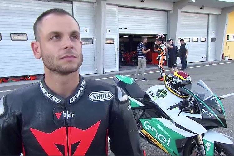 Sandro Cortese nach seiner Testfahrt mit dem MotoE-Bike von Energica