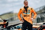 Brad Pit durfte in einem alten Formel-1-Renner von McLaren seine Runden drehen