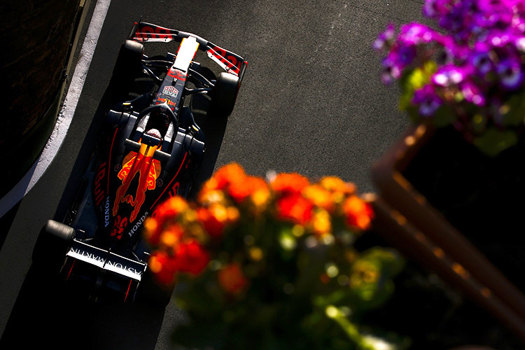 Keine Zeit für Blumen: Max Verstappen fegt durch die Altstadt von Baku