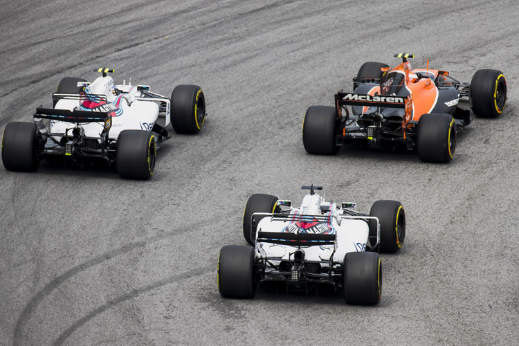 Stoffel Vandoorne kam an den Williams-Piloten Felipe Massa und Lance Stroll vorbei