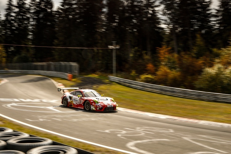 Der Porsche 911 GT3 R vom Frikadelli Racing Team mit Lance David Arnold, Lars Kern, Mathieu Jaminet und Maxime Martin