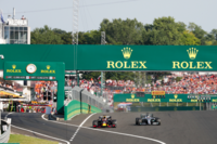 Lewis Hamilton geht an Max Verstappen vorbei