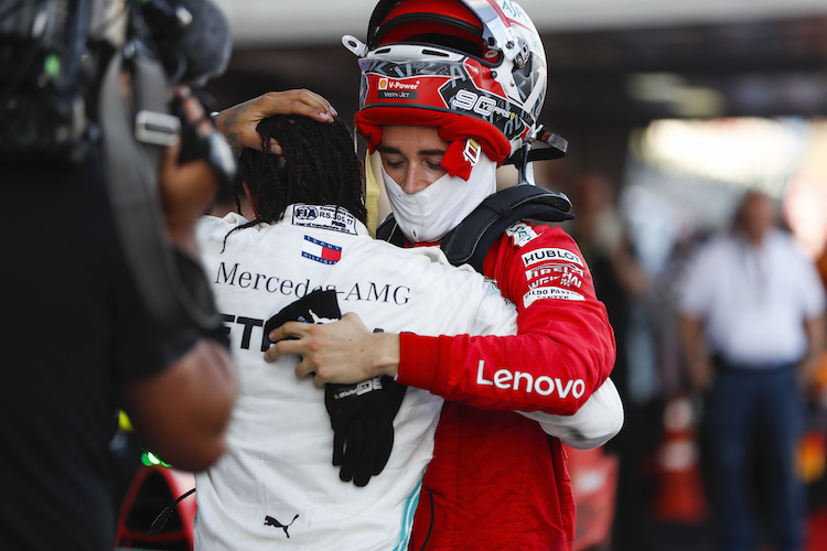 Lewis Hamilton und Charles Leclerc nach dem Rennen