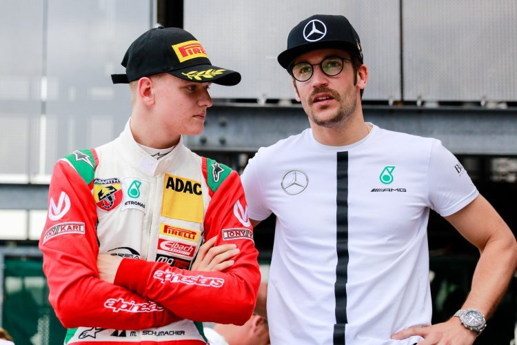 Maximilian Götz (re.) neben Nachwuchspilot Mick Schumacher