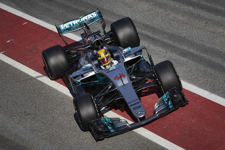 Lewis Hamilton darf heute als Erster im Silberpfeil Gas geben