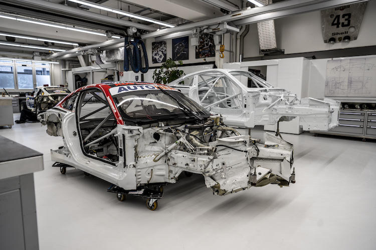 Der Wiederaufbau erfolgte in der historischen Motorsportwerkstatt von Porsche Heritage und Museum in Weissach. 
