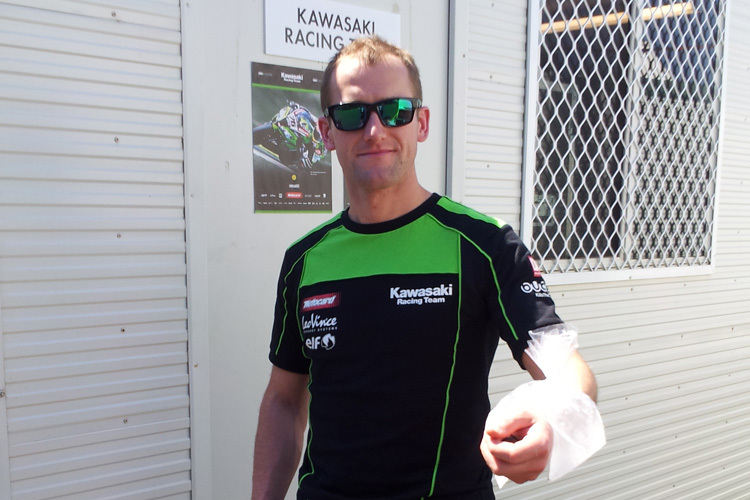 Tom Sykes hält den Arm kühl