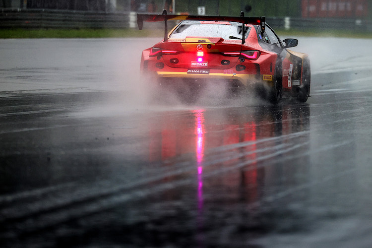 BMW im Regen auf der 1