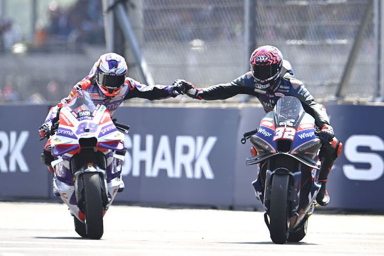 Lorenzo Savadori (32) gratuliert Jorge Martin (Prima Pramac Ducati)