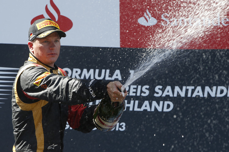 Kimi Räikkönen auf dem Siegerpodest am Nürburgring