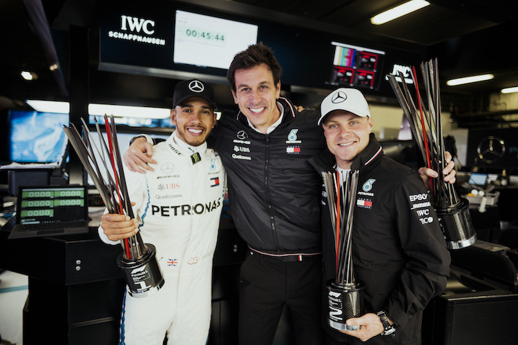 Freude herrscht: Lewis Hamilton, Toto Wolff und Valtteri Bottas in Spanien