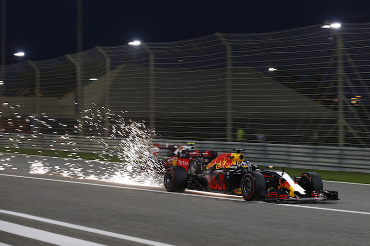 Daniel Ricciardo vor Kimi Räikkönen