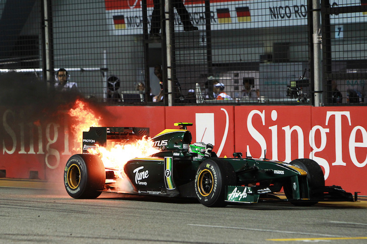 Singapur ist eine Tortur, auch für die Motoren: Heikki Kovalainen 2010 mit dem Lotus