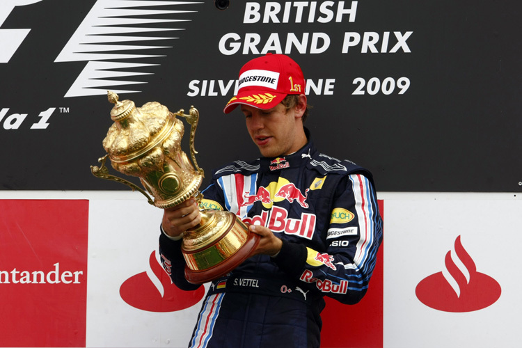 Sebastian Vettel mit der tollen Goldtrophäe