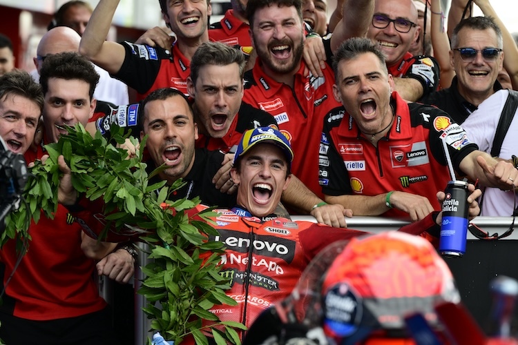 Jubel in Argentinien: Marc Marquez mit seiner Ducati-Mannschaft