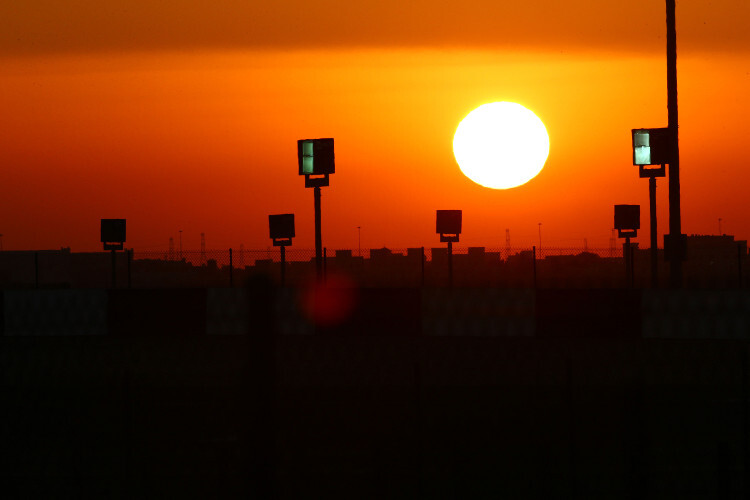 Katar: Erst wenn die Sonne am Horizont verschwunden ist, gehen die Fahrer auf die Strecke