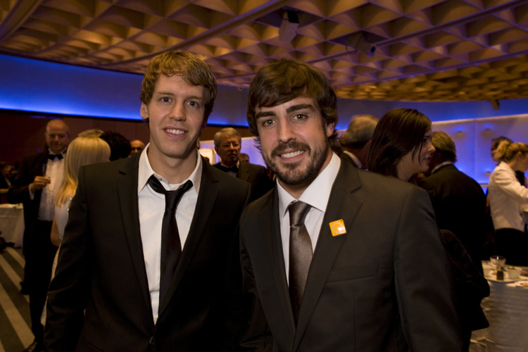 Alonso (re.) mit Weltmeister Sebastian Vettel