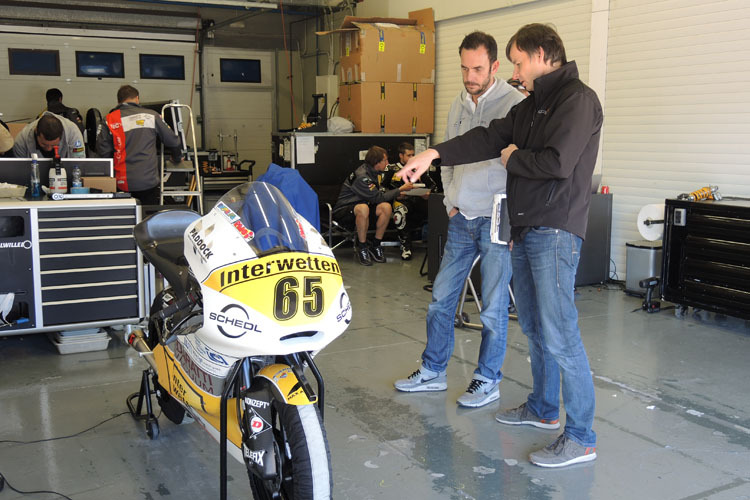 Chefsache: Alex Baumgärtel und Klaus Hirsekorn (v. li.) von Kalex begutachten ihr neues Moto3-Bike