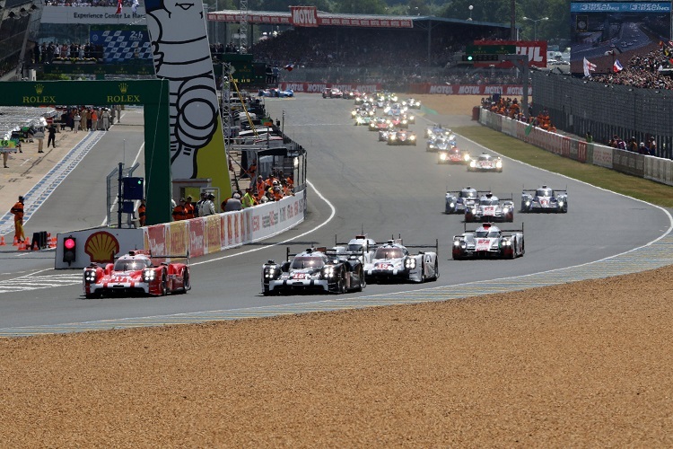 Start zu den 24h von Le Mans 2015: Oben in der Mitte schwenkt Bill Ford die Fahne