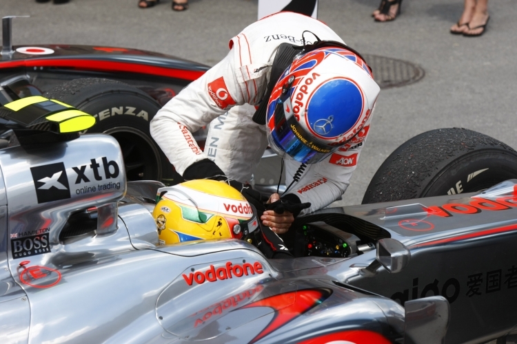 Jenson Button beglückwünscht Lewis Hamilton