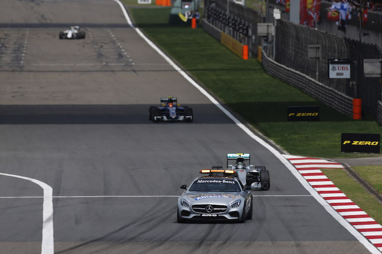 Nico Rosberg hinter dem Safety Car