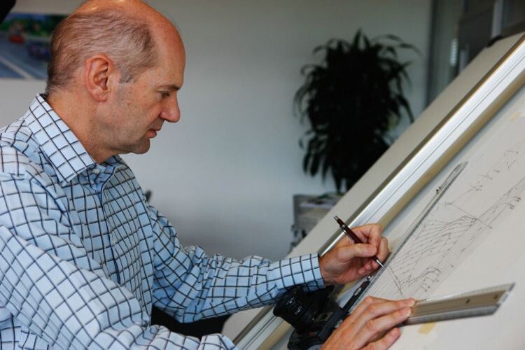 Adrian Newey am Zeichenbrett