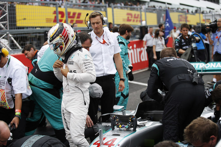 Lewis Hamilton sah sich den Boden vor seinem Startplatz sehr lange an