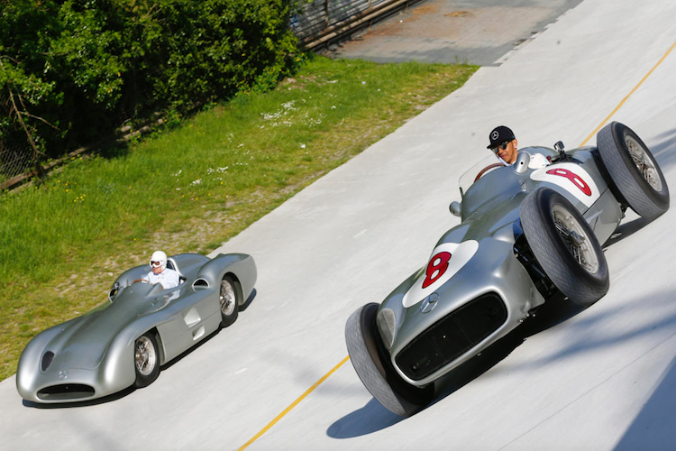 Mit Stirling Moss rückte Lewis Hamilton in alten Silberpfeilen aus