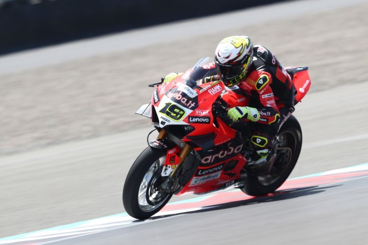 Alvaro Bautista war am ersten Trainingstag mit Abstand Schnellster