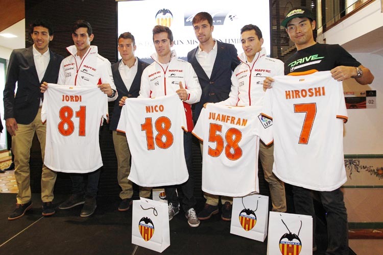 Torres (81), Terol (18), Guevara (56) und Aoyama (7) erhielten von Michel, Dani Parejo und Juan Bernat Fussballtrikots