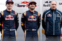 Teamchef Franz Tost mit seinen Piloten Max Verstappen (links) und Carlos Sainz