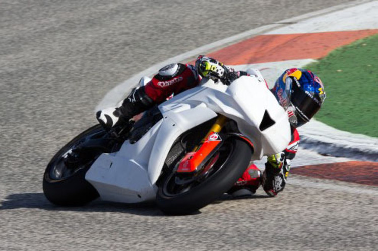 Jonas Folger auf einer Honda CBR 600RR mit Moto2-Rennmotor in Cartagena: Auf einer GP-Piste wäre das nicht erlaubt
