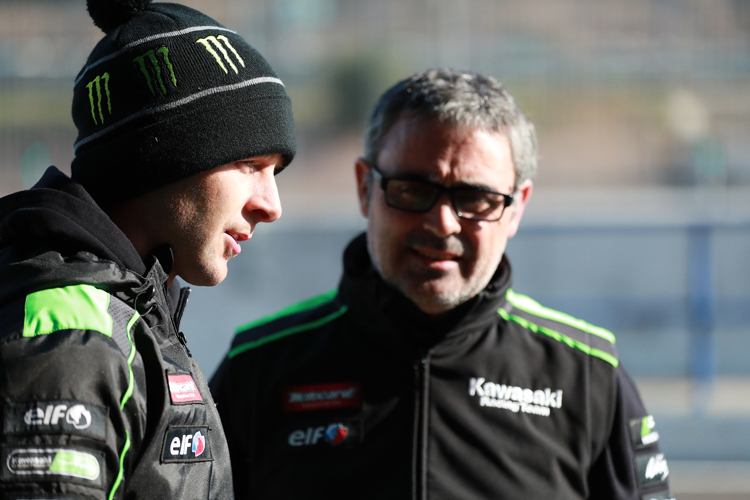 Jonathan Rea (li.) macht seine Pläne mit Crew-Chief Pere Riba