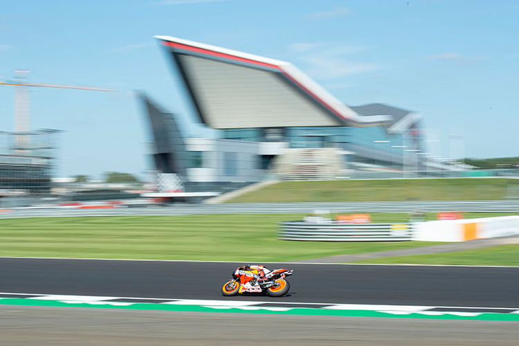 Am teuren Silverstone Wing fahren die Piloten achtlos vorbei