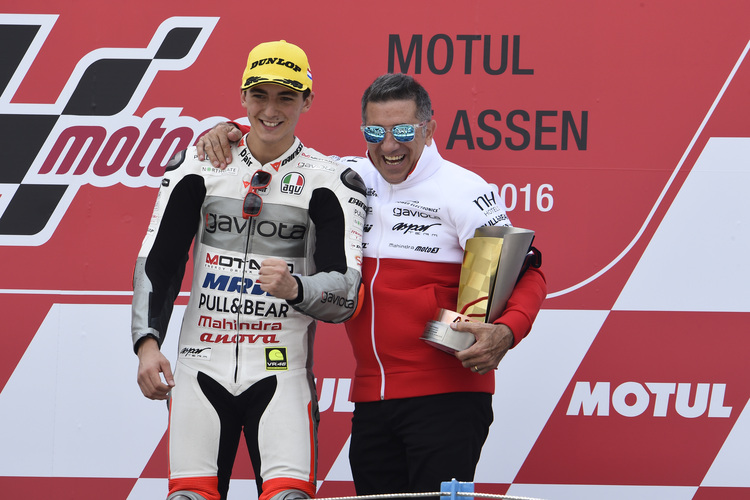 Assen-Sieger Pecco Bagnaia mit Teamchef Jorge Martinez