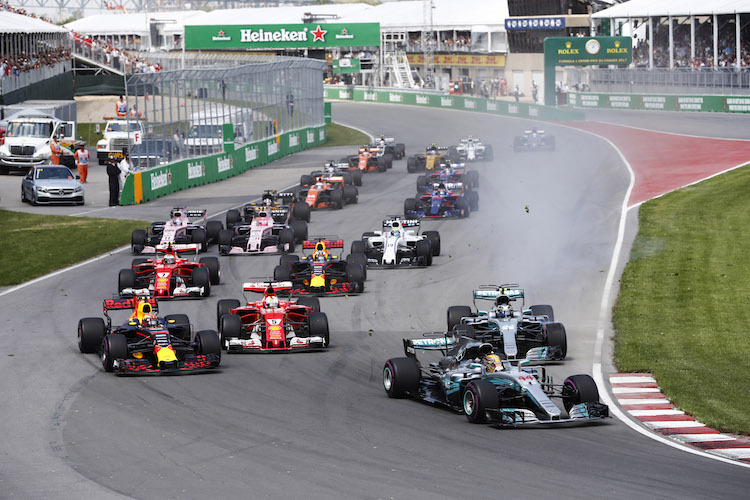 Kurz nach dem Start: Hamilton führt, Verstappen (links) attackiert Vettel