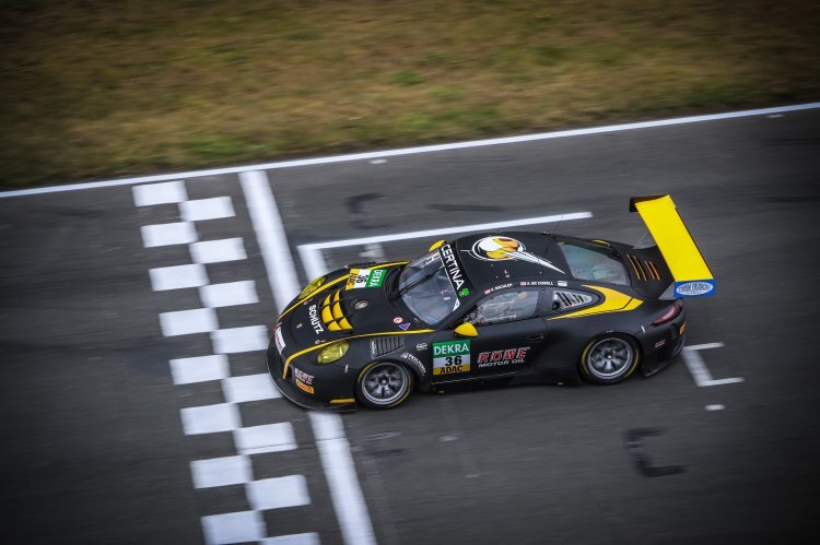Platz zwei holte der Porsche von Klaus Bachler/Alex MacDowall