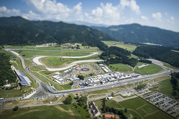 Der wundervoll in die Landschaft gebettet Red Bull Ring